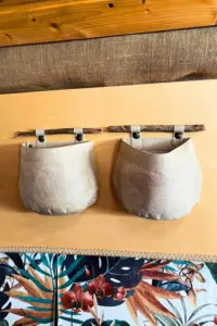 2 beige Hängeorganizer an einer Holzwand im Van