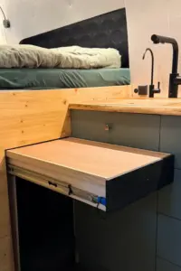ein ausziehbarer Schreibtisch mit integriertem Stauraum für Büromaterial
