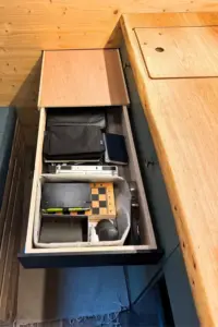 ein halb offener ausziehbarer Schreibtisch mit integriertem Stauraum für Büromaterial