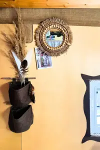 2 braune Hängeorganizer an einer Holzwand im Van