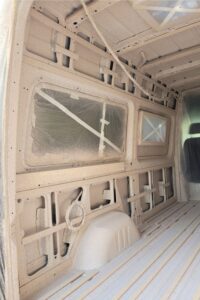 Die nackte Innenkarosserie eines Campervans wurde mit Sprühkork gedämmt
