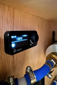 Blick auf das eingebaute Controlpanel der Dieselstandheizung Autoterm Air 2d
