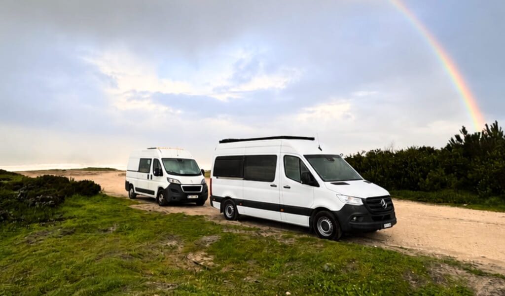 Ein Peugeot Boxer & Mercedes Sprinter stehen auf einer Klippe , umgeben von Natur
