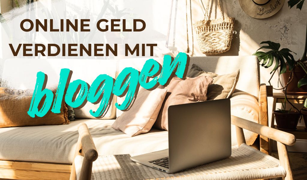 Gemütlicher Boho-Arbeitsplatz mit Laptop auf einem Sessel in warmem Sonnenlicht. Darüber die Aufschrift „Online Geld verdienen mit Bloggen“. Das Bild symbolisiert ortsunabhängiges Arbeiten, Bloggen und den Aufbau eines Online-Einkommens.