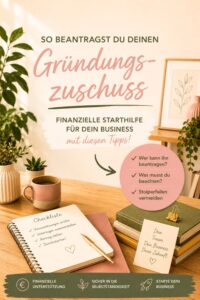 Gemütlicher Arbeitsplatz mit Notizbuch, Pflanzen und Unterlagen zum Thema Gründungszuschuss in warmen Grün-, Holz- und Rosétönen.