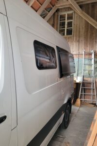 Blick auf eingebaute schwarze Flares von Longsleeper in einem Mercedes Sprinter